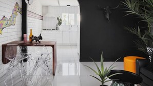 Un interior moderno con comedor, cocina y sala de estar.
