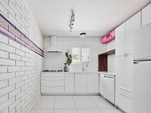 Jääkaappi, mikroaaltouuni, liesi, astianpesukone