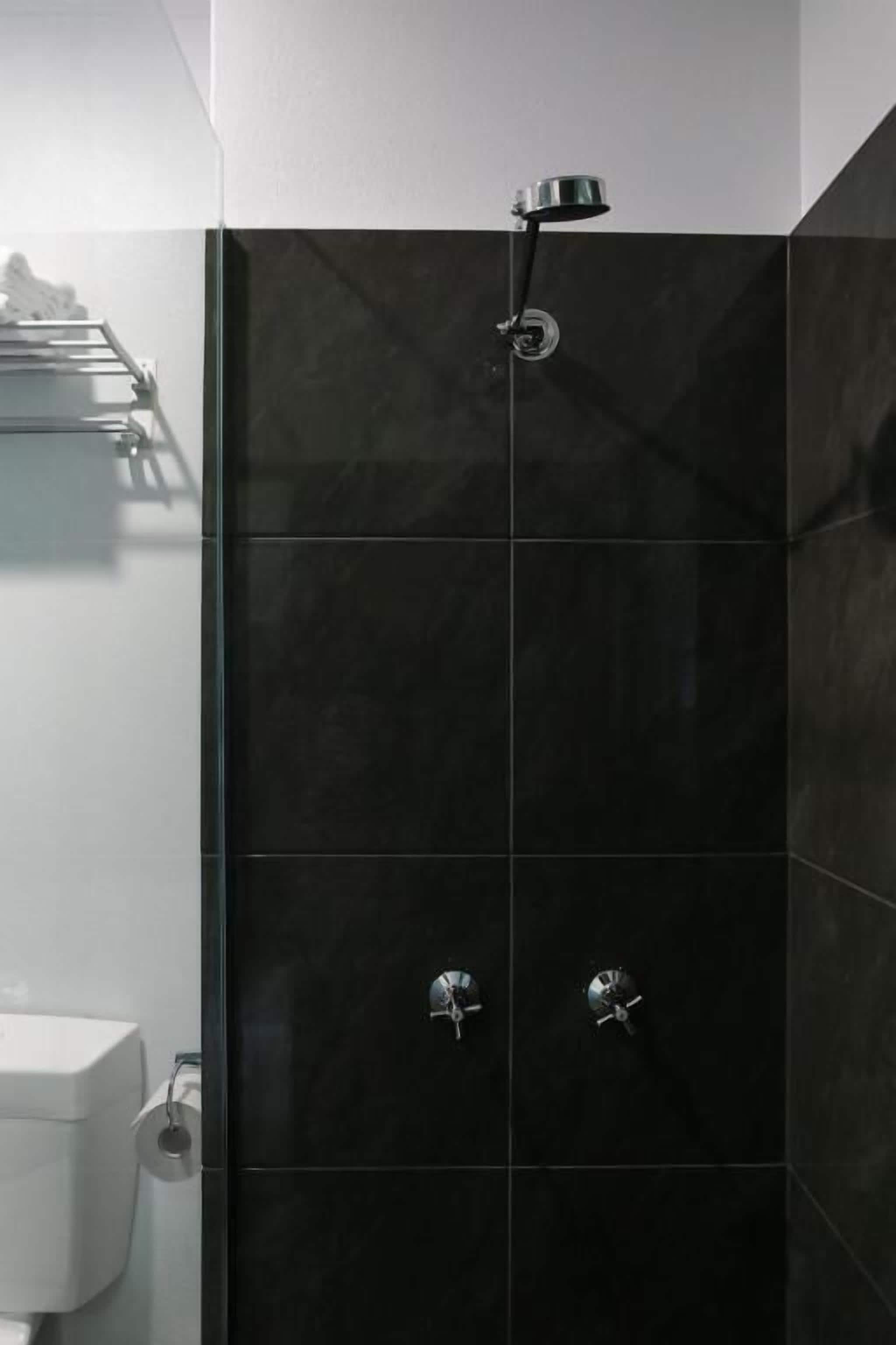 Vòi sen thủy lực, đồ dùng nhà tắm miễn phí, máy sấy tóc, khăn tắm 