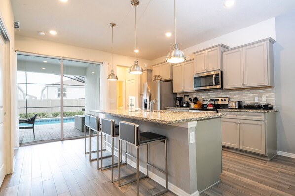 Réfrigérateur, four à micro-ondes, un four, lave-vaisselle