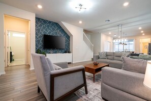 TV, video games, stereo - Exquisite 5BR Villa with Private Pool & Spa - Windsor Island - 3425 LW (Davenport)