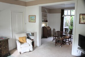 TV, fireplace, books, printers - 3 bed terrace house half a mile from Kew Gardens Station (Kew)