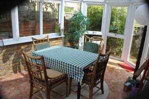 Outdoor dining - 3 bed terrace house half a mile from Kew Gardens Station (Kew)