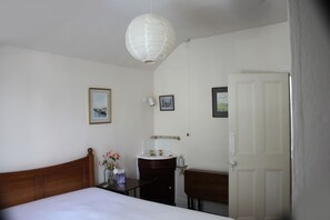 3 bedrooms, desk, iron/ironing board, free WiFi - 3 bed terrace house half a mile from Kew Gardens Station (Kew)