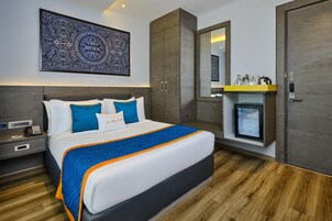 Zone Room | Minibar, in-room safe, desk, laptop workspace