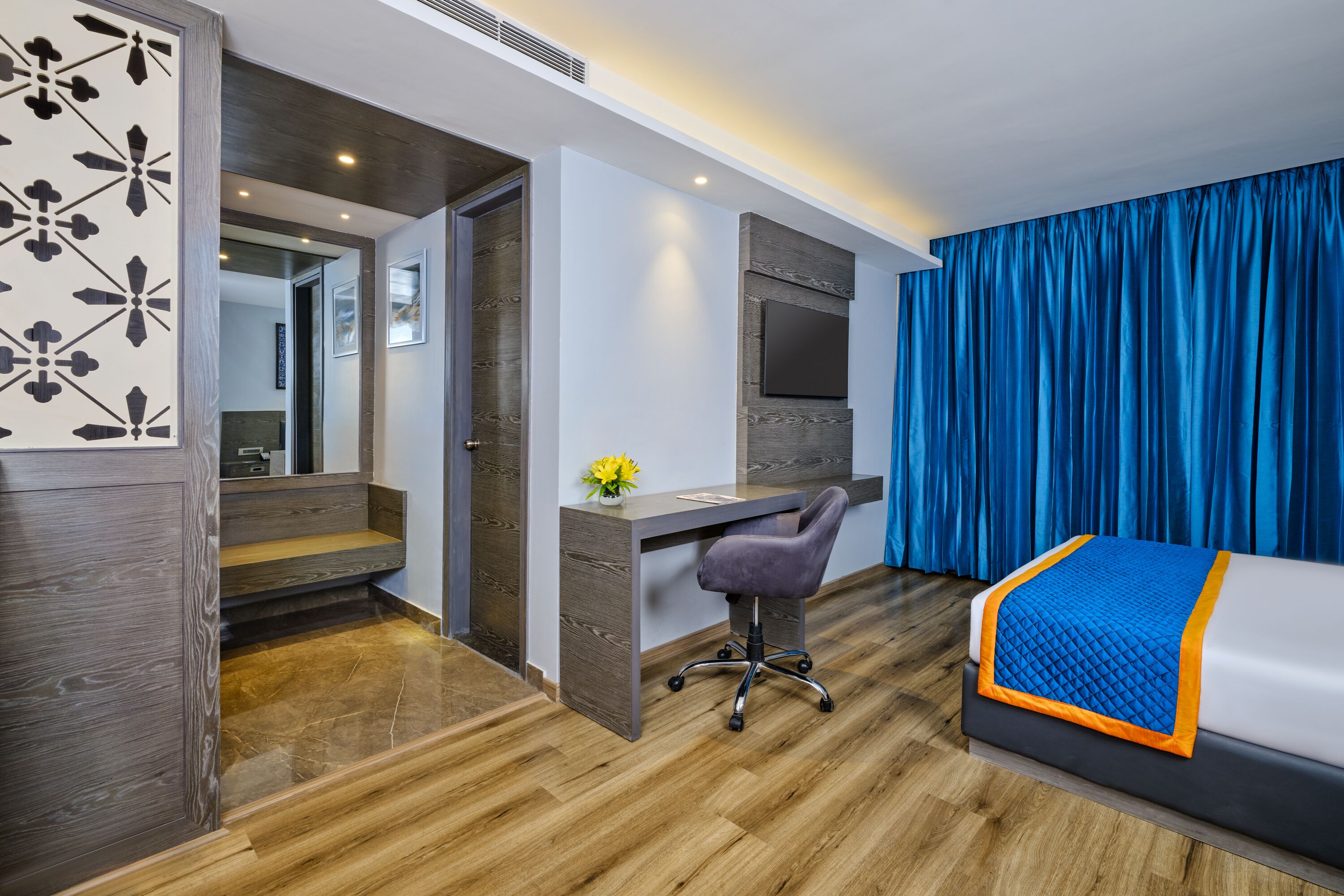 Zone Room | Minibar, in-room safe, desk, laptop workspace
