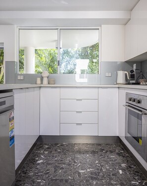 Wasserkocher mit Kaffee-/Teezubehör, Kühlschrank, Mikrowelle, Ofen