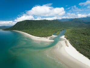 Beach nearby - BeachLuxe @ Sunseeker, Sublime Tropical Apartment (Port Douglas)