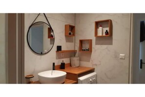 Douche, sèche-cheveux, serviettes fournies, savon