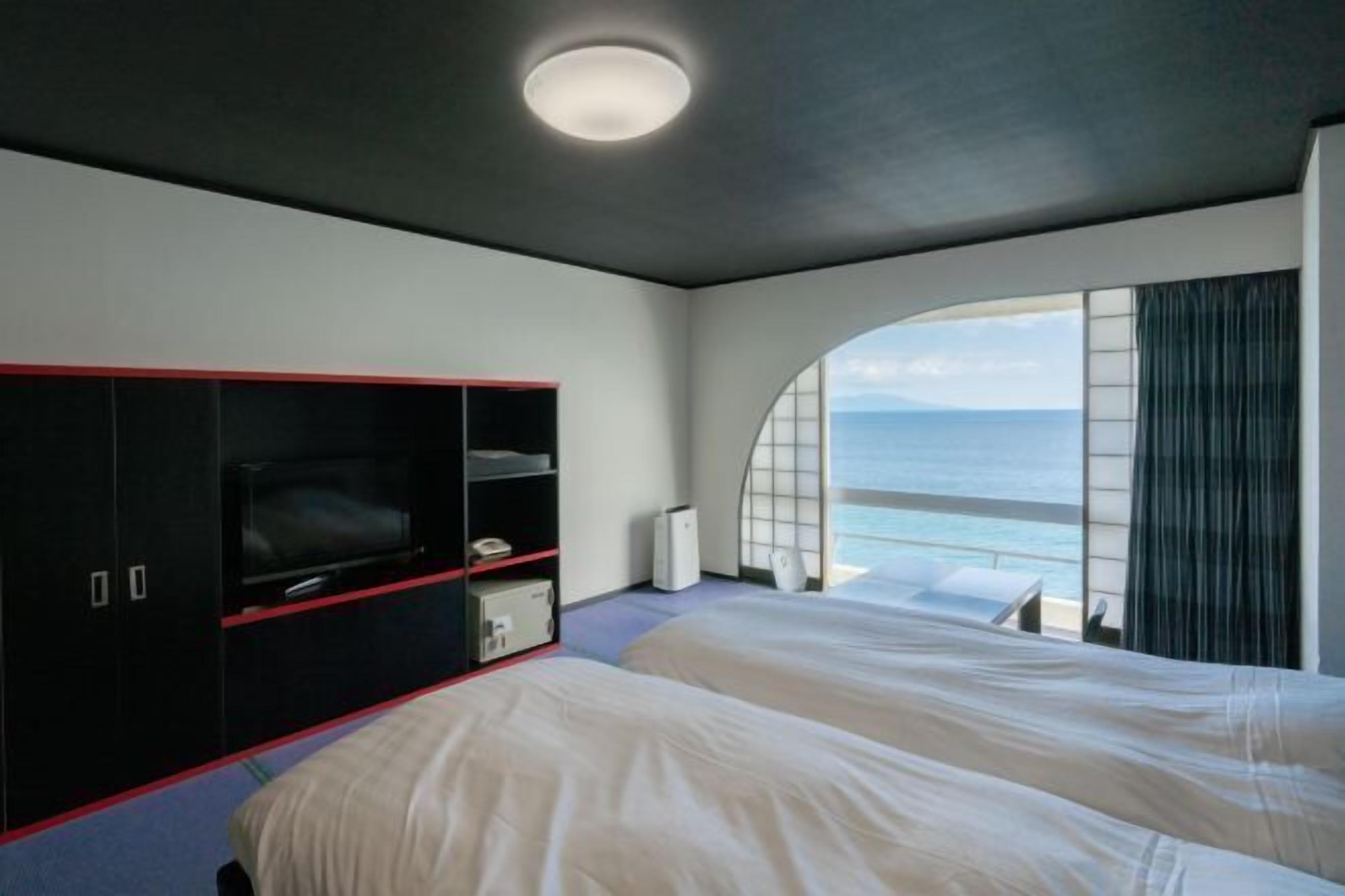 In-room safe, bed sheets