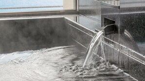 バスルーム | 個別の浴槽とシャワー、バスアメニティ (無料)、ヘアドライヤー、スリッパ