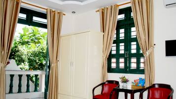 Kahden hengen deluxe-huone | Tallelokero huoneessa, äänieristys