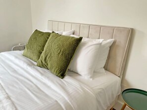 2 habitaciones, escritorio, tabla de planchar con plancha y wifi gratis 