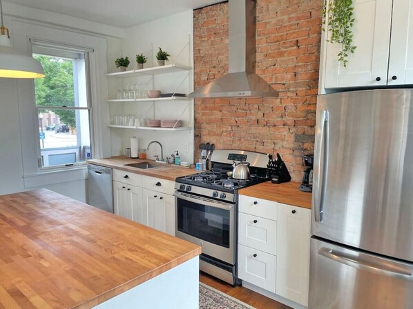 Refrigerador, microondas, horno y parrilla de estufa 