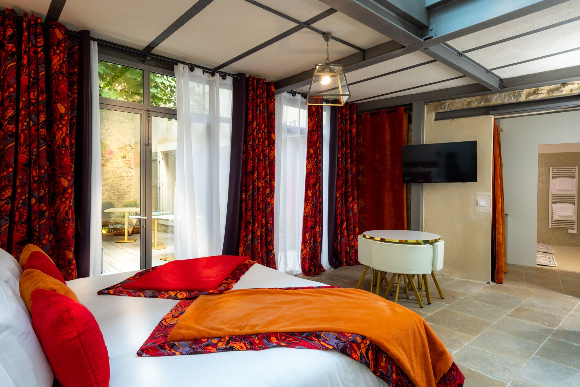 Deluxe Apartment | Hypo-allergenic bedding available, Select Comfort beds, in-room safe