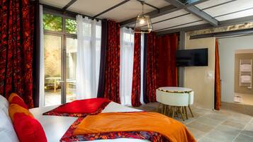 Deluxe Apartment | Hypo-allergenic bedding available, Select Comfort beds, in-room safe