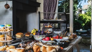 A buffet table with various food items, including fruits, pastries, and condiments. - Le Clos Violette D'Aglaé (L'Isle-sur-la-Sorgue)