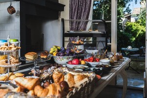 Desayuno buffet diario (EUR 24 por persona)