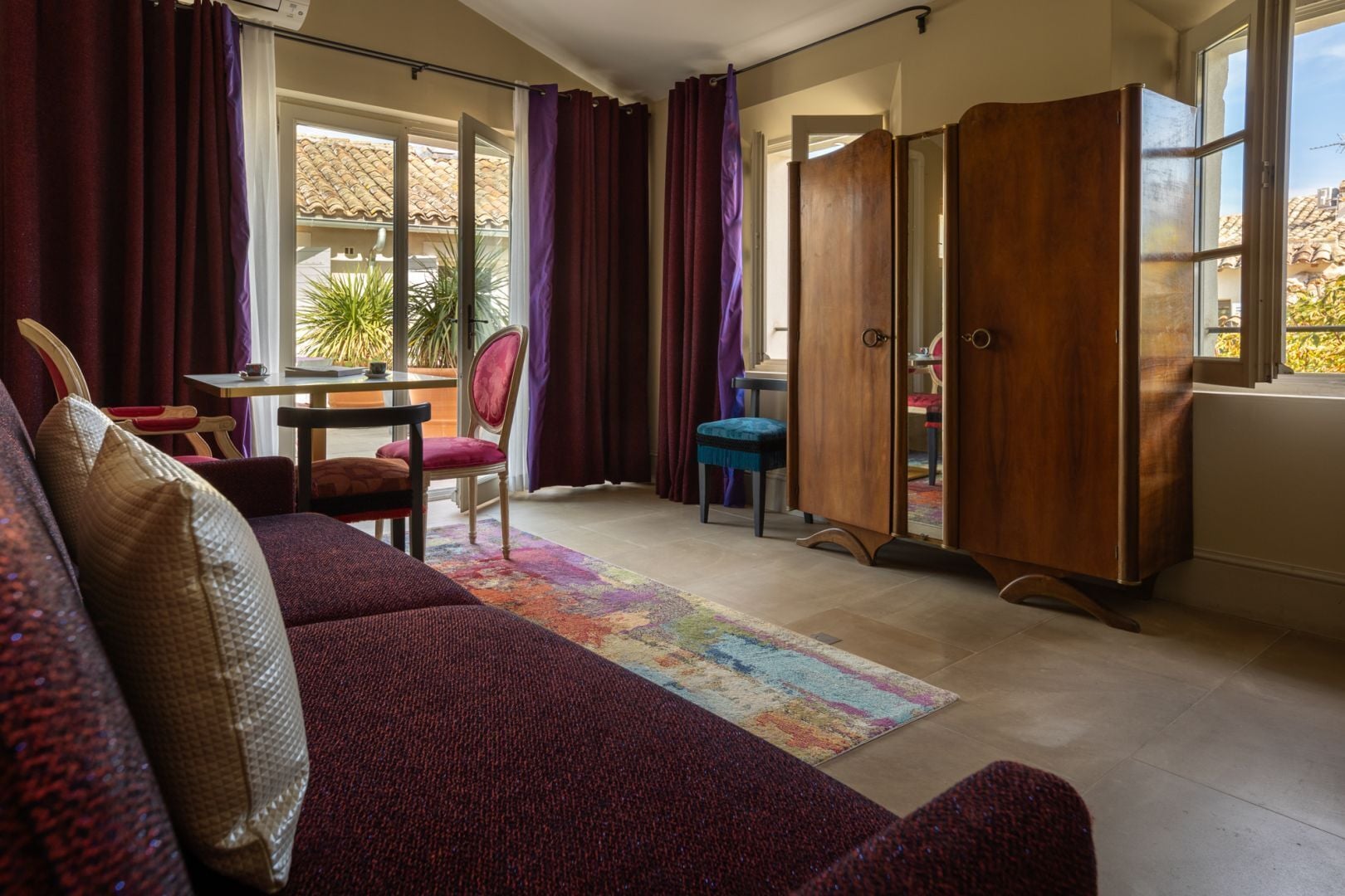 Un salon confortable avec un canapé, une table à manger et un buffet.