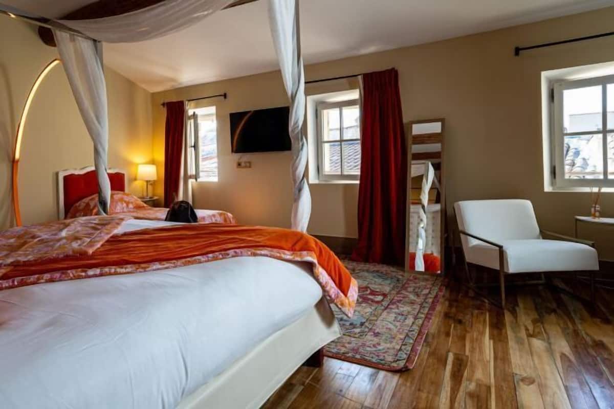 Hypo-allergenic bedding available, Select Comfort beds, in-room safe