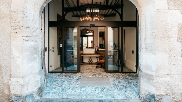 An arched doorway leading into a room with a chandelier, a desk, and a chair. - Le Clos Violette D'Aglaé (L'Isle-sur-la-Sorgue)