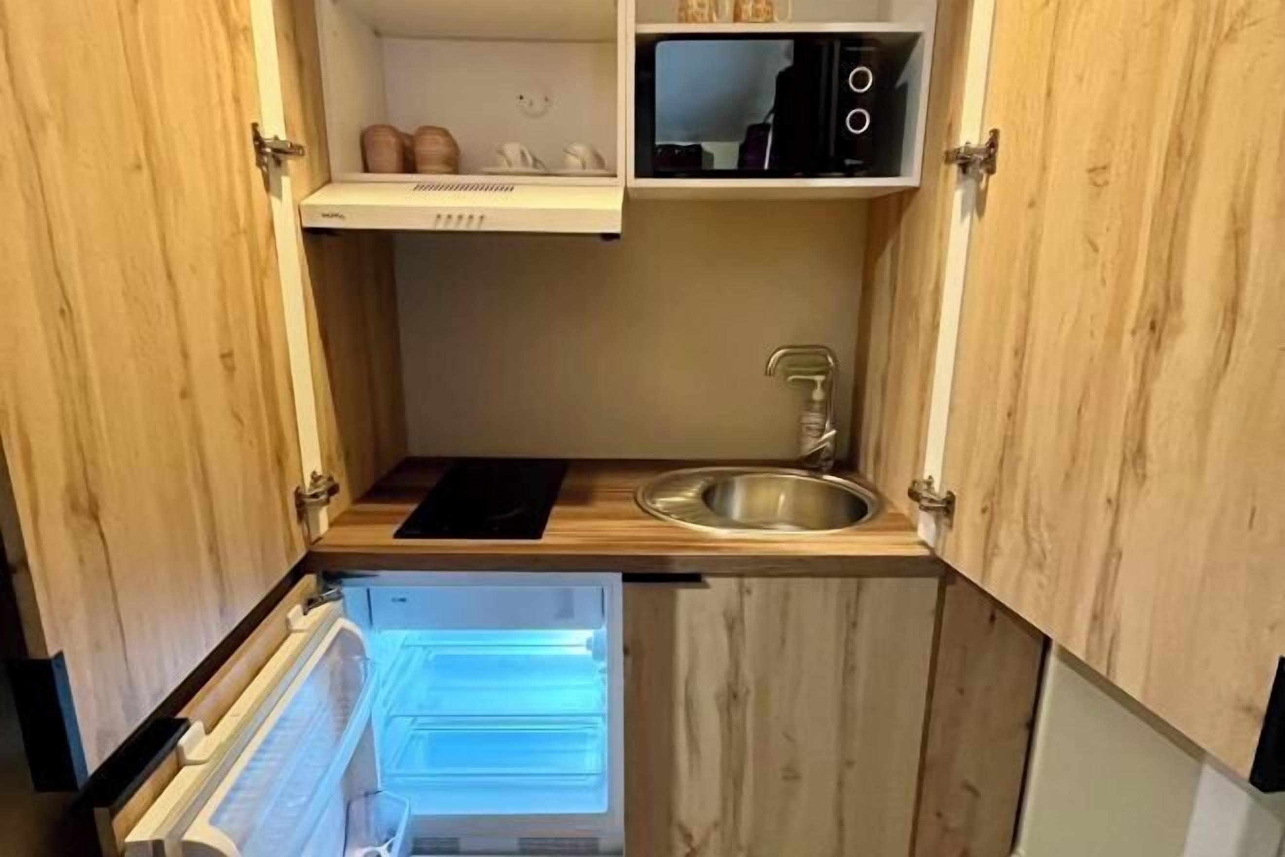 Frigobar, microondas, horno y parrilla de estufa 