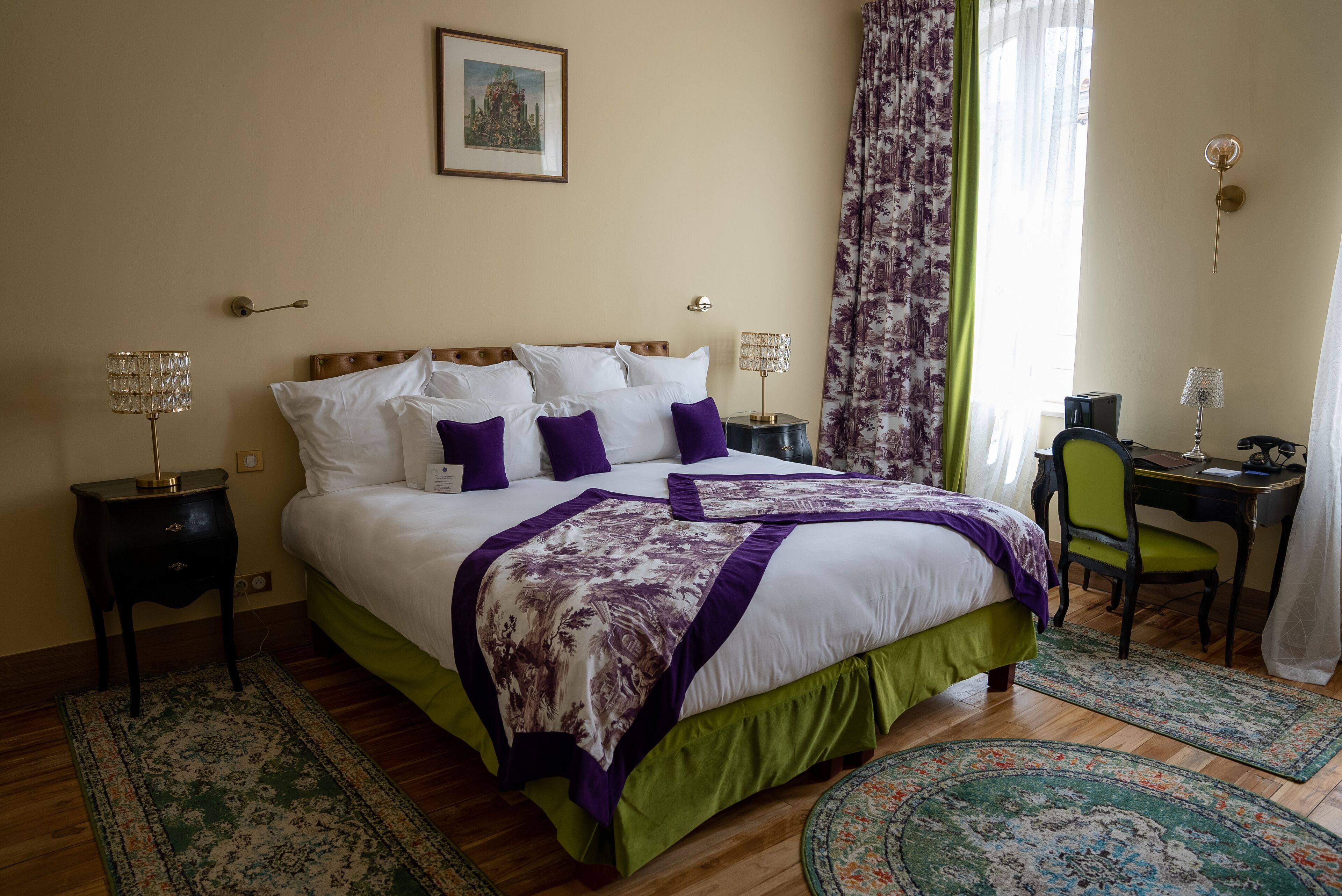 Une chambre bien rangée, avec un grand lit, un bureau et une chaise.