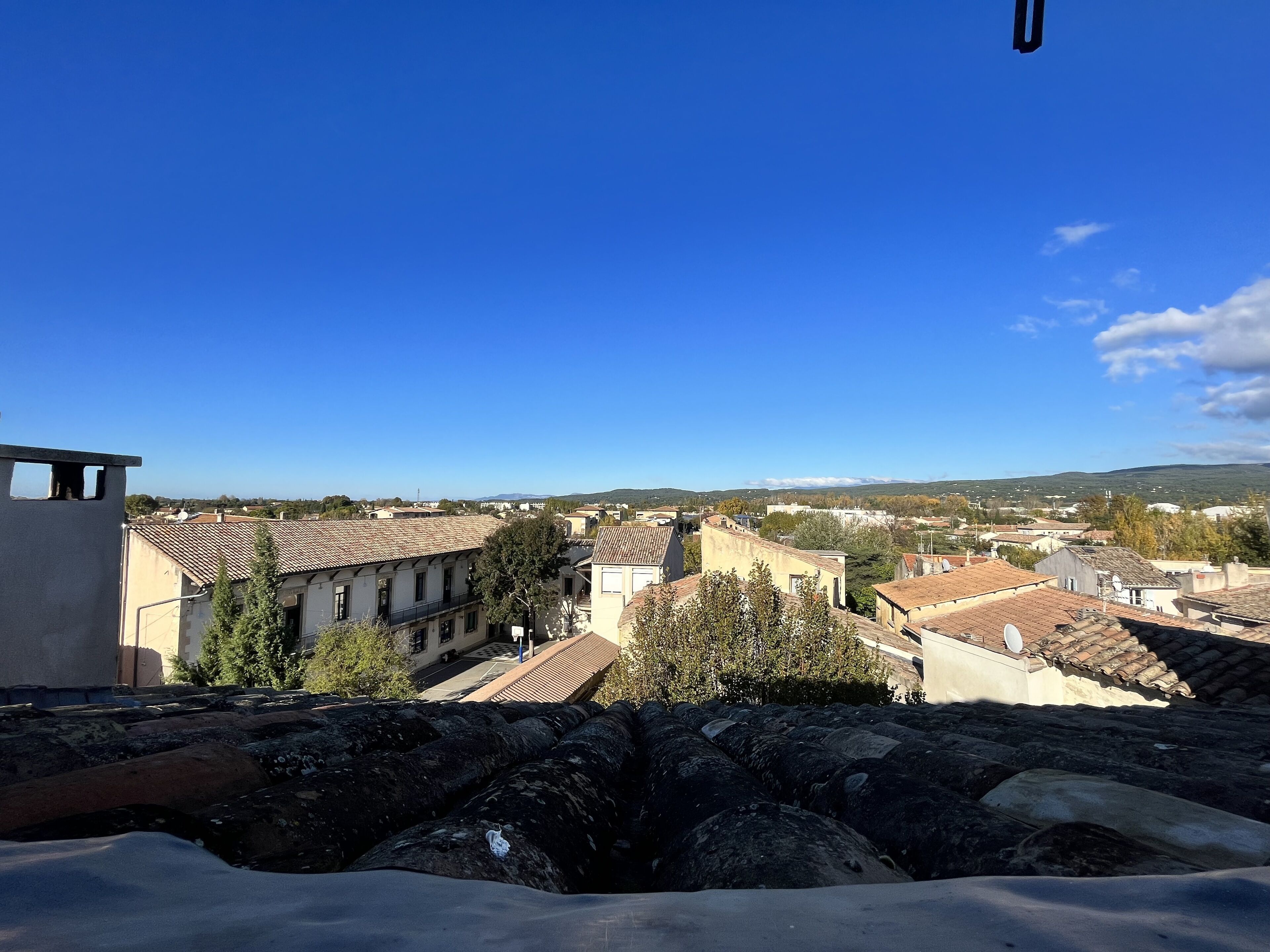 Une vue d’une ville avec des bâtiments et un ciel bleu dégagé.