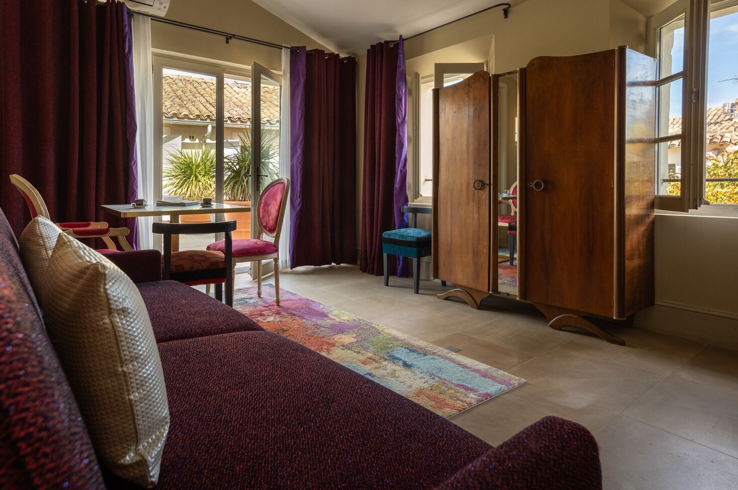 Hypo-allergenic bedding, Select Comfort beds, in-room safe