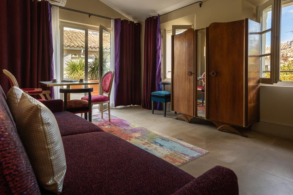 Hypo-allergenic bedding, Select Comfort beds, in-room safe