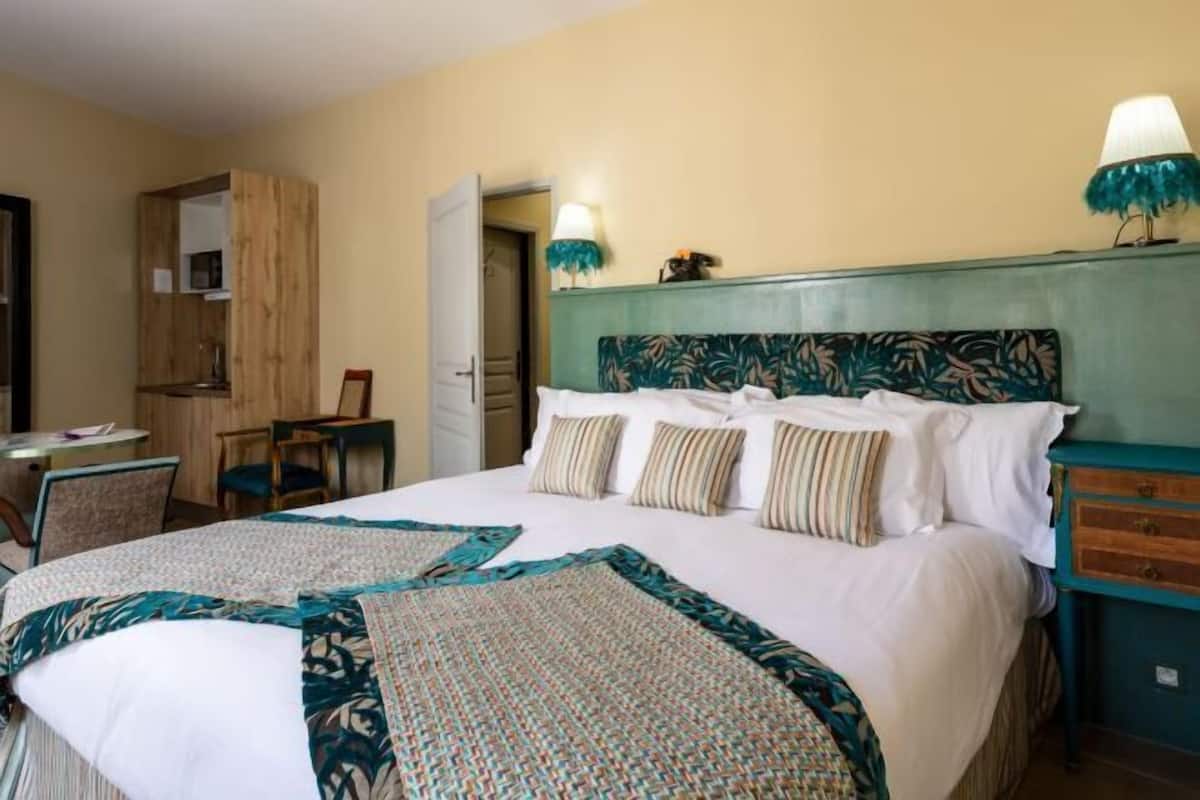 Hypo-allergenic bedding available, Select Comfort beds, in-room safe