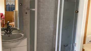 Dusj, hårføner, håndklær og toalettpapir