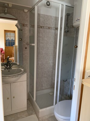 Dusche, Haartrockner, Handtücher, Toilettenpapier