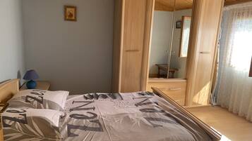 1 sovrum, skrivbord, strykjÀrn/strykbrÀda och gratis wi-fi