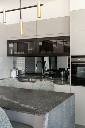 Deluxe-Apartment | Eigene Küche | Großer Kühlschrank, Mikrowelle, Ofen, Herdplatte