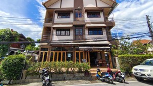 A multi-story building with a flat roof and a balcony on the upper floors. - Wualai Boutique by Lanna Oriental (Chiang Mai)