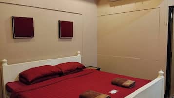STANDARD DOUBLE or TWIN - No Windows | Free WiFi, bed sheets