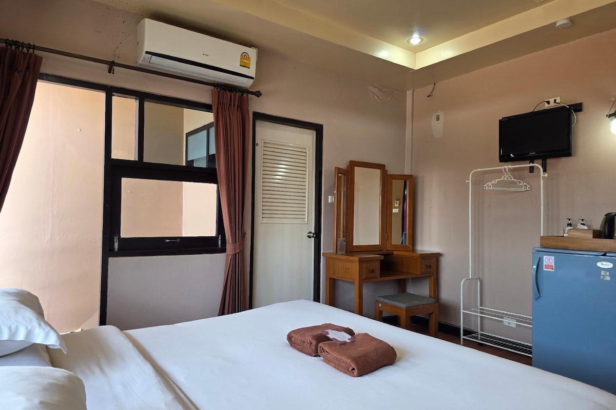 Standard King Room - 3rd Floor, Balcony | Desk, free WiFi, individually decorated, individually furnished