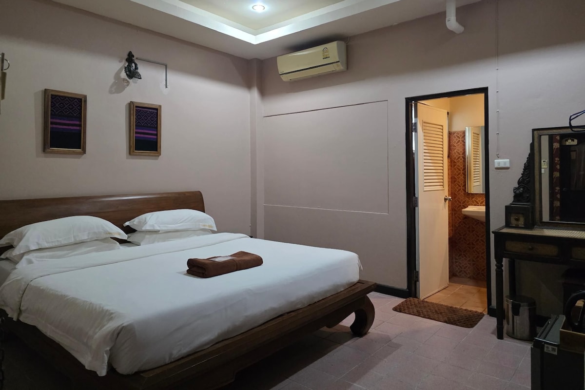 Standard King Room - Ground Floor, No Window | Desk, free WiFi, individually decorated, individually furnished
