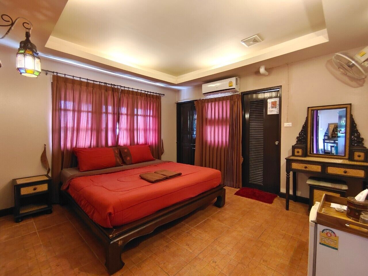 Minibar, free WiFi, bed sheets