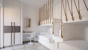 Una camera da letto minimalista con un letto a castello, una scrivania e una sedia.