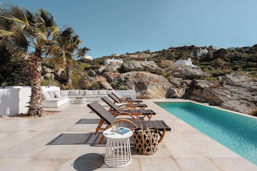 2 minutes walk from the Beach, jacuzzi and infinity pool