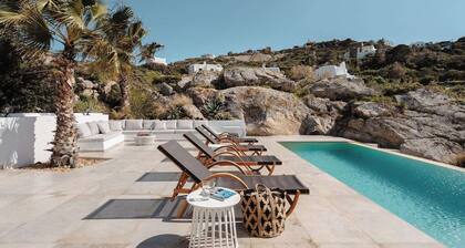 2 minutes walk from the Beach, jacuzzi and infinity pool