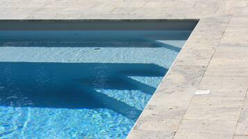 Een buitenzwembad, een verwarmd zwembad