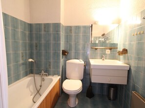 A bathroom with a bathtub, toilet, and sink. - Studio 4 pers. near slopes and shops, balcony, parking (Les Carroz d'Arâches)