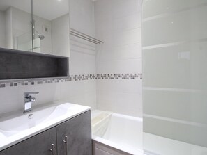 Towels - Renovated 2-Room Ski-In/Ski-Out Unit, Sleeps 6, Near Shops & Services (Les Carroz d'Arâches)