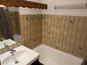 Bathroom - Studio Central pour 4 Pers. à Proximité des Pistes et des Commerces, avec Terrasse (Les Carroz d'Arâches)