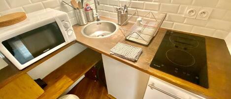 Réfrigérateur, micro-ondes, plaque de cuisson, cafetière/bouilloire