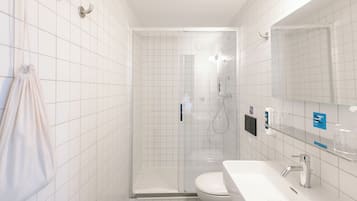 Comfort-Vierbettzimmer | Badezimmer | Dusche, Haartrockner, Seife, Shampoo