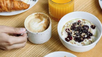 Dagelijks ontbijtbuffet (EUR 11.9 per persoon)